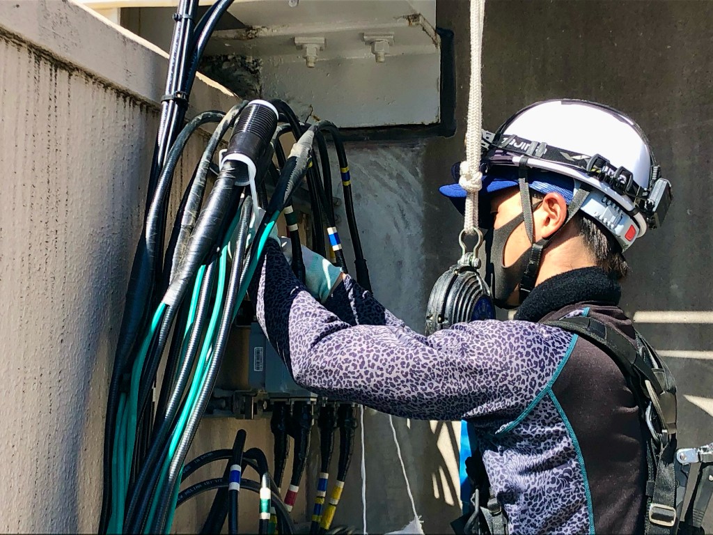 ケーブル配線作業