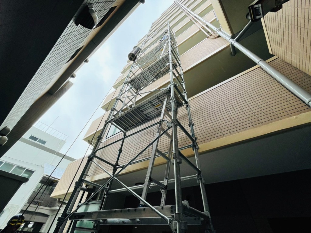 足場（見上げアングル）