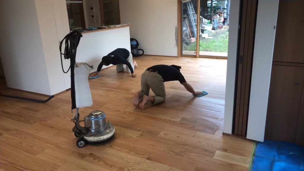 施工中（仕上げ拭き）